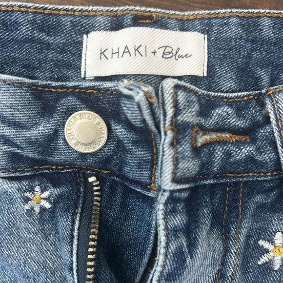 KHAKI & BLUE high-waisted stretch denim shorts with raw hem and white daisies - Picture 4 of 9